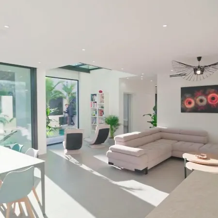 Superbe Piscine Moderne - Cap Brun - De Villa